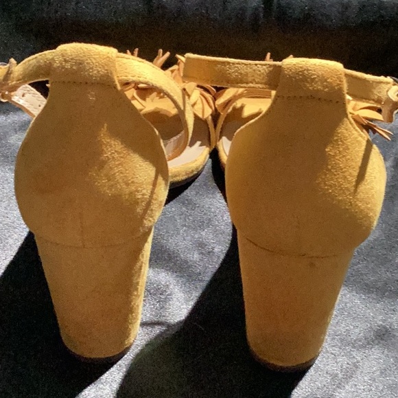 Women’s Unisa sandals mustard yellow color size 7.5 - Picture 2 of 4